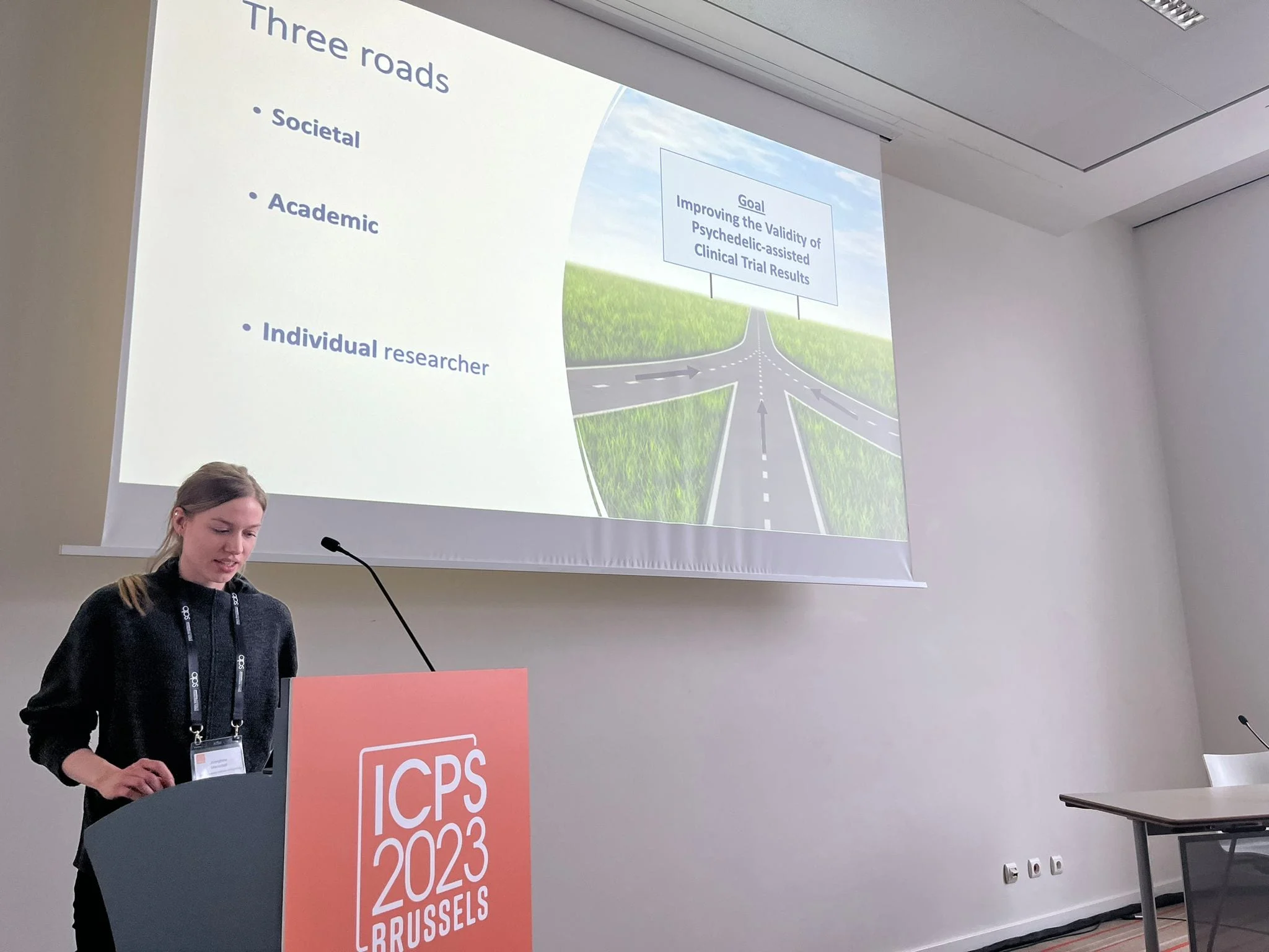 A researcher presenting at the ICPS 2023 conference in Brussels